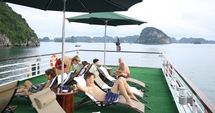 Legend White Dolphin Cruise