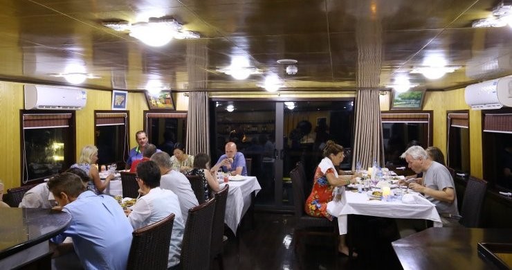 Legend White Dolphin Cruise